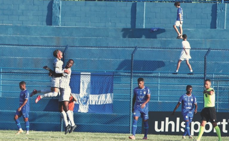 Rio Branco castiga o Vitória no fim e vence de virada na Série D