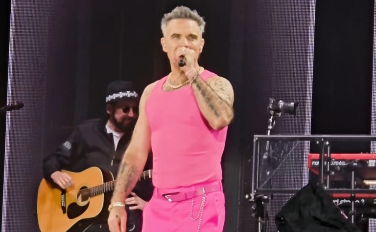 Robbie Williams anuncia show único em SP no Allianz Parque para outubro