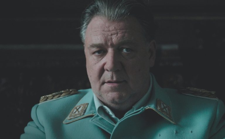 Russell Crowe e Rami Malek em julgamento de nazistas