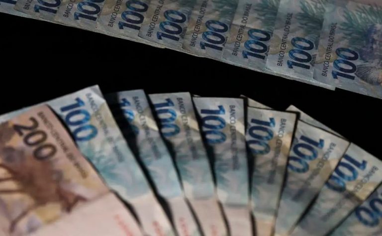 Caixa e BB liberam abono salarial para nascidos em março e abril