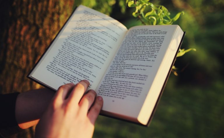 Sarau literário reúne autores capixabas em evento gratuito em Vitória