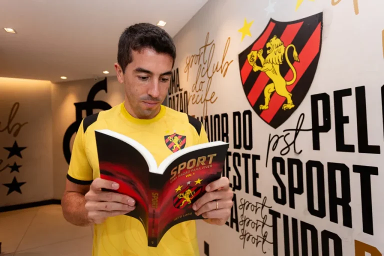 Sport celebra Dia Mundial do Livro com entrega de obra histórica ao elenco