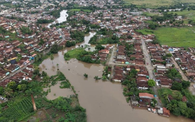 Timbaúba mobiliza abrigos após transbordamento do Rio Tiuma e 115 desalojados