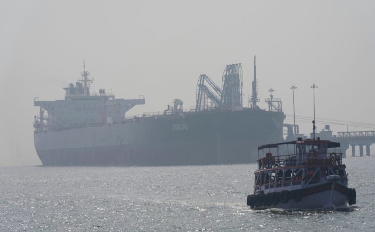 Irã ataca navios em Hormuz, e negociação com os EUA é incerta