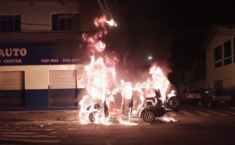 VÍDEO | Carro pega fogo durante a madrugada em rua de Vila Velha