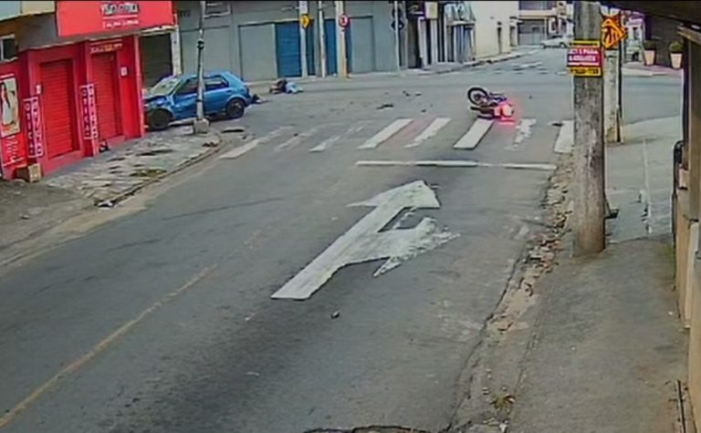 VÍDEO | Casal é arremessado de moto durante acidente em Cachoeiro