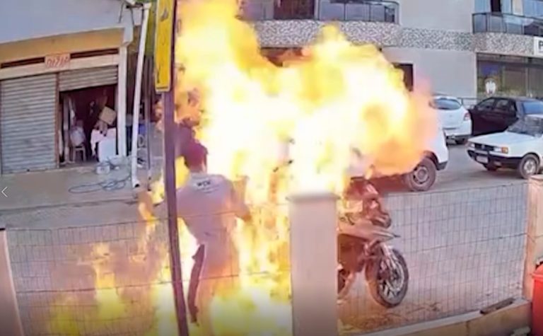 VÍDEO | Homem coloca fogo em motocicleta na frente de policiais no ES