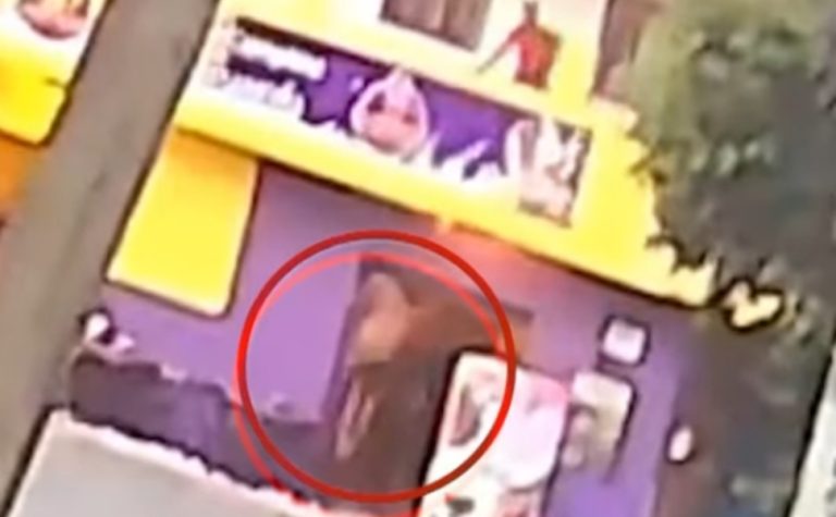 VÍDEO | Homem se joga de prédio após ser esfaqueado em Aracruz