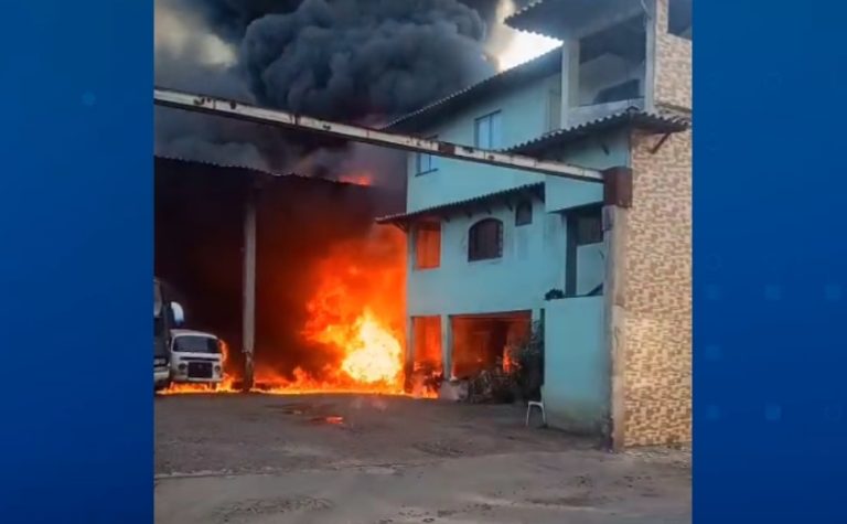 VÍDEO | Incêndio de grandes proporções atinge oficina mecânica na Serra