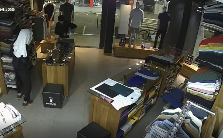 VÍDEO | Ladrões invadem loja de roupas e causam prejuízo de R$ 10 mil em Guarapari