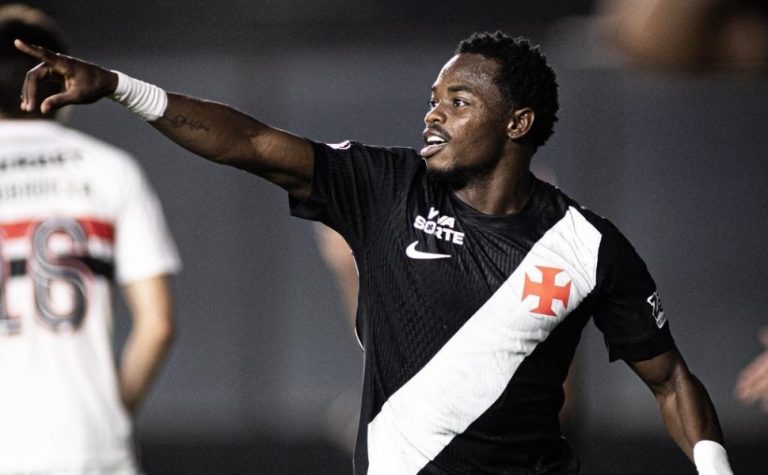Vasco aproveita falha de Rafael, arranca virada e vence São Paulo no Rio
