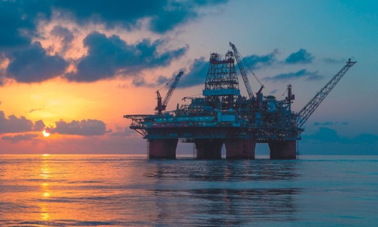 Após bater US$ 100, petróleo desacelera com extensão do cessar-fogo entre EUA e Irã