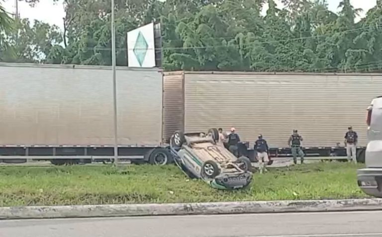 Viatura da PMPE capota após colisão com carreta na BR-101, no Recife