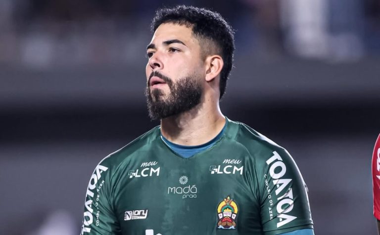 Vitória contrata goleiro de adversário na Série D
