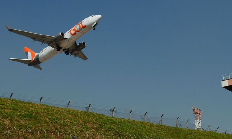 Falha no controle aéreo suspendeu pousos e decolagens em São Paulo; entenda