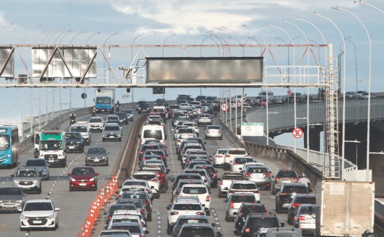 84 motoristas multados por usar faixa de motos e ônibus na Terceira Ponte