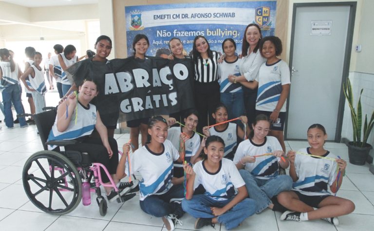 “Abraço grátis”: escola de Cariacica promove ação contra o bullying