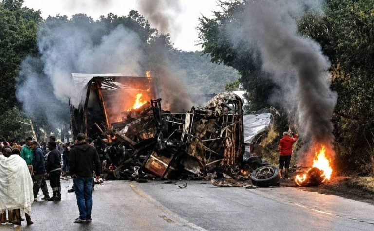 Acidente entre ônibus e carreta mata oito pessoas carbonizadas em MG