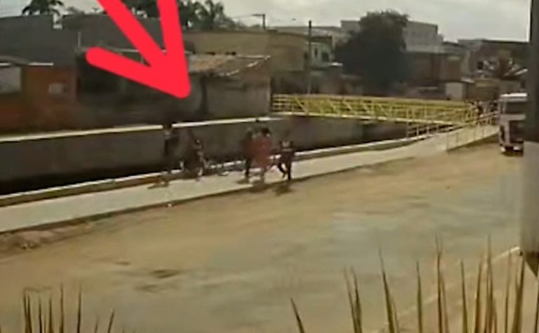 Adolescente cai em valão quando seguia de bicicleta para escola