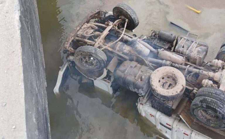 Adolescente morre após caminhão cair em rio no Sul do ES