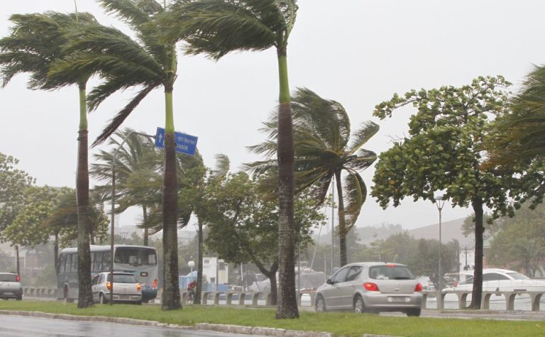 Alerta para ventos fortes e chuva no Espírito Santo
