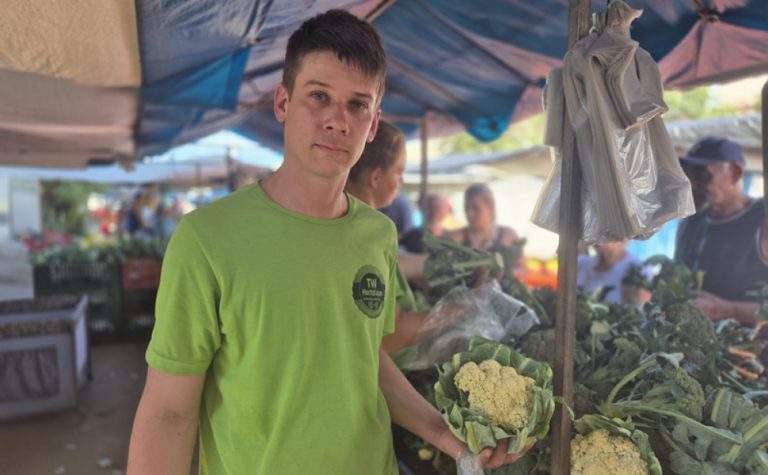 Aos 20 anos, ele abandonou a construção civil e virou agricultor
