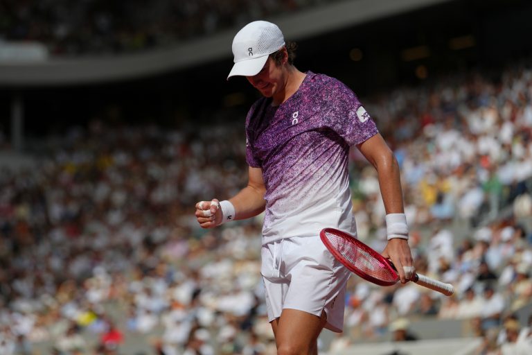 Após quase 5 horas de jogo, João Fonseca conquista vitória histórica sobre Djokovic