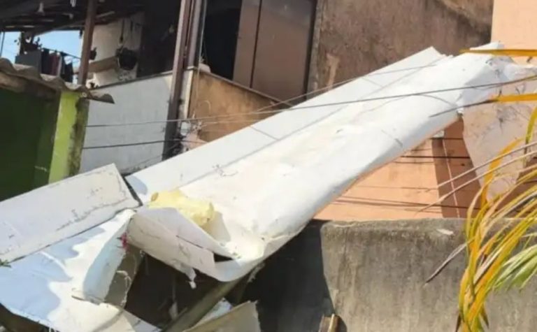 Avião de pequeno porte cai sobre casa no RJ e piloto morre