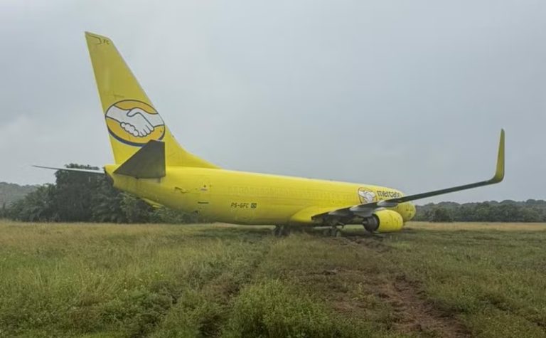 Avião sai da pista após pousar no aeroporto de Salvador