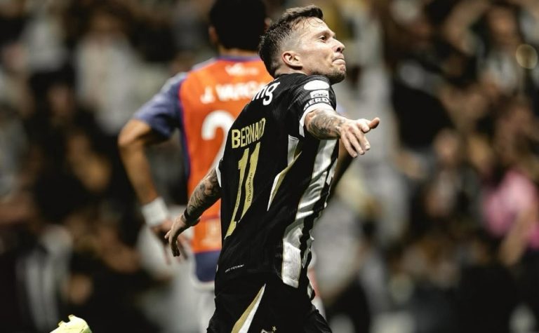 Bernard decide de novo, Atlético-MG vence Puerto Cabello e vai às oitavas