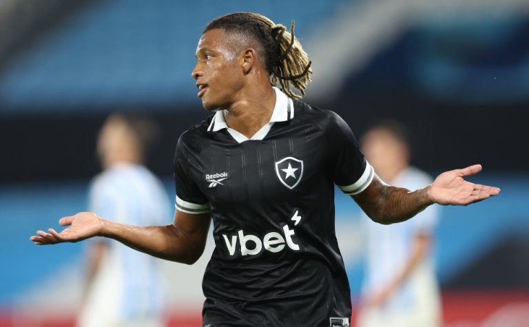 Danilo é afastado pelo Botafogo após ausência contra o Corinthians