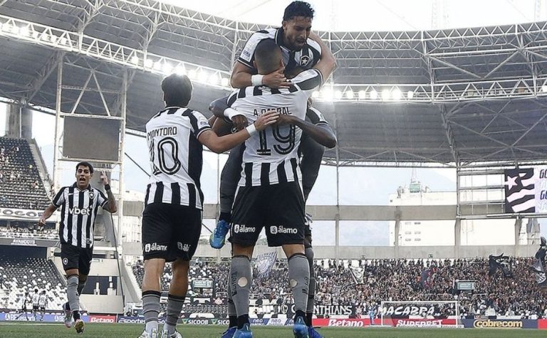 Botafogo vence Corinthians pelo Brasileirão com três de Arthur Cabral
