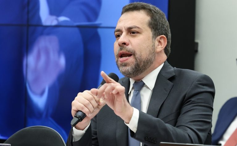Boulos: mandato de Flávio Bolsonaro no Senado tem que ser cassado
