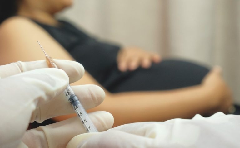 Brasil vacina mais de 1 milhão de gestantes contra VSR em bebês