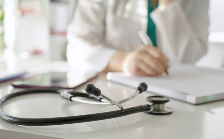 CFM lança plataforma para registrar casos de erros cometidos por não-médicos