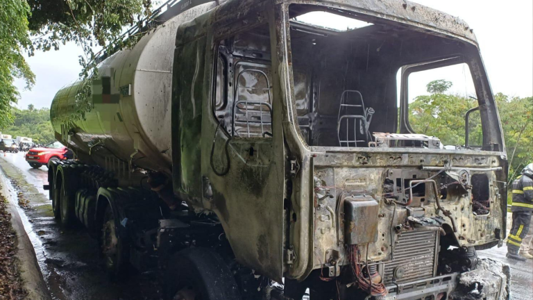 Caminhão-tanque pega fogo na BR-408 em São Lourenço da Mata