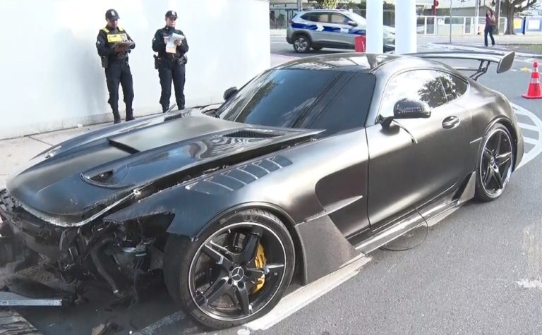 Carro de luxo avaliado em R$ 900 mil é abandonado após acidente na Praia do Canto