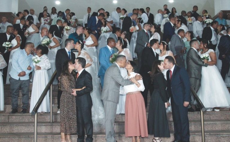Chance de nova história após casamento coletivo