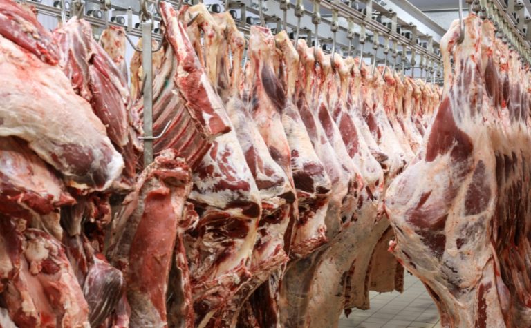 China suspende três frigoríficos brasileiros após irregularidades
