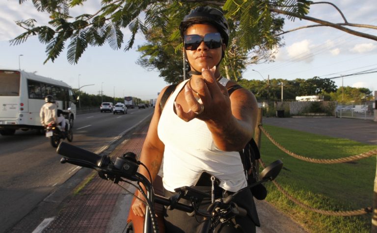 Ciclista é ferida após tachinha furar pneu: “Machuquei minha mão e a costela”