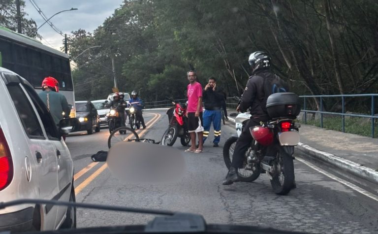 Ciclista fica ferido após colisão com moto na Rodovia Serafim Derenzi, em Vitória