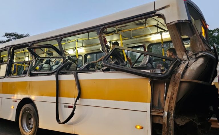 Acidente entre carreta e ônibus deixa 5 feridos em estado grave em Colatina