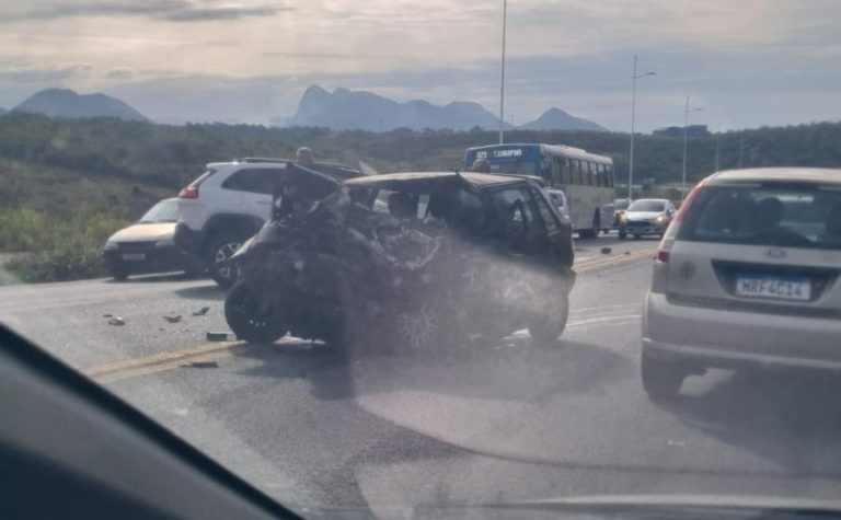 Colisão frontal entre dois carros deixa um morto e dois feridos na Serra
