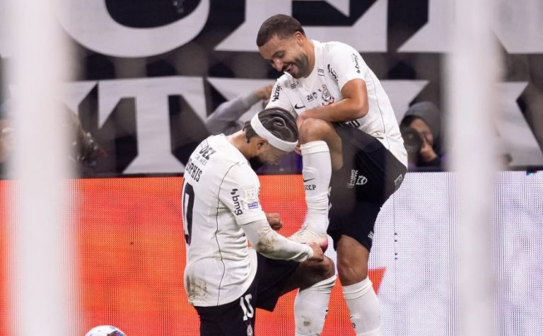 Corinthians vence Atlético-MG com golaço de Zakaria na volta de Memphis