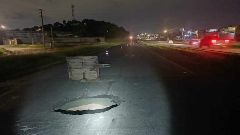 Cratera na BR-101 causa congestionamento quilométrico em Jaboatão dos Guararapes
