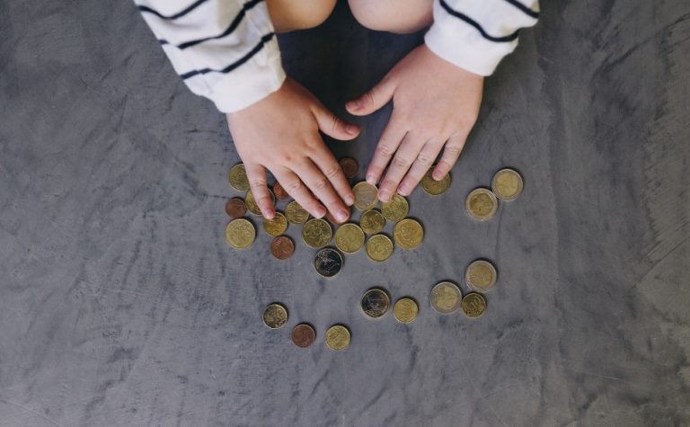 Crianças aprendem mais sobre dinheiro com mesada sem obrigações, diz pesquisa