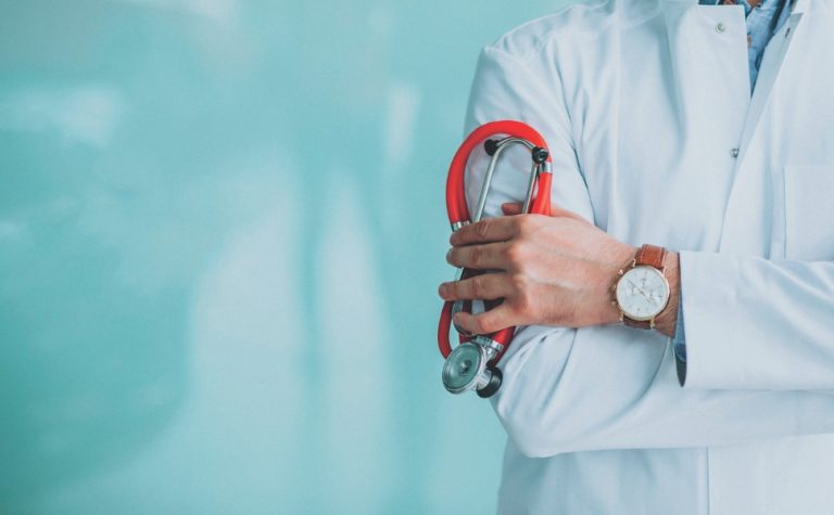 Dois casos de exercício ilegal da medicina chegam à Justiça todo dia, diz CFM