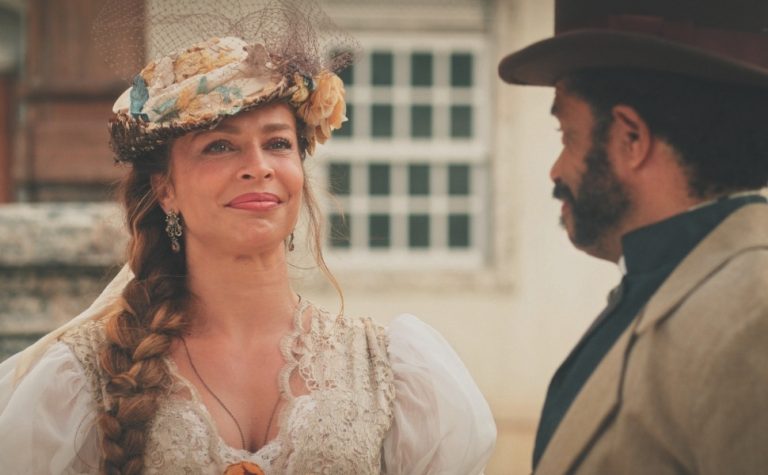 Dona Beja desafia a elite de Araxá com seu bordel