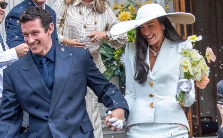 Dua Lipa se casa com o ator Callum Turner em Londres