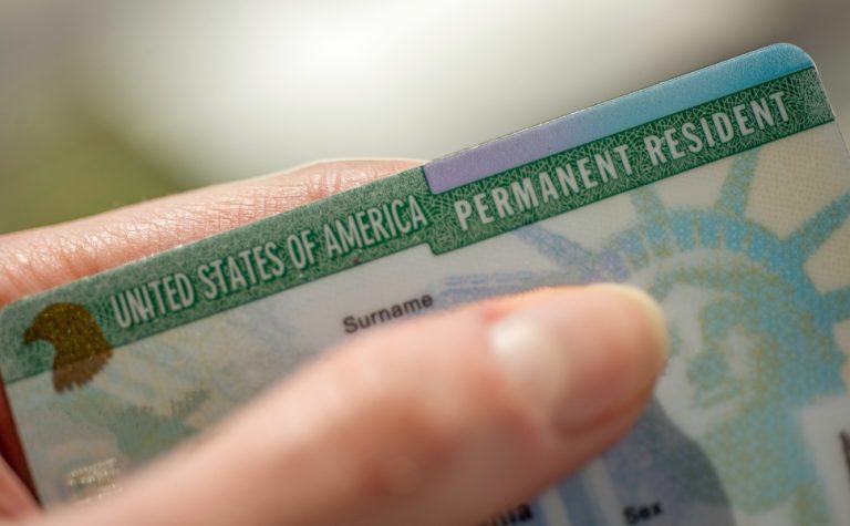EUA determina que imigrantes voltem a país de origem para solicitar green card